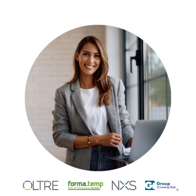 foto di una donna sui 40 anni con capelli castani lisci. è vestita con look elegante da ufficio. è sorridente e sta utilizzando il pc.